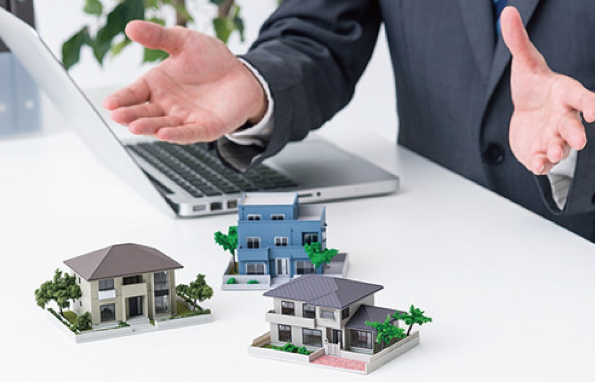 住宅の模型で説明をするファイナンシャルプランナー